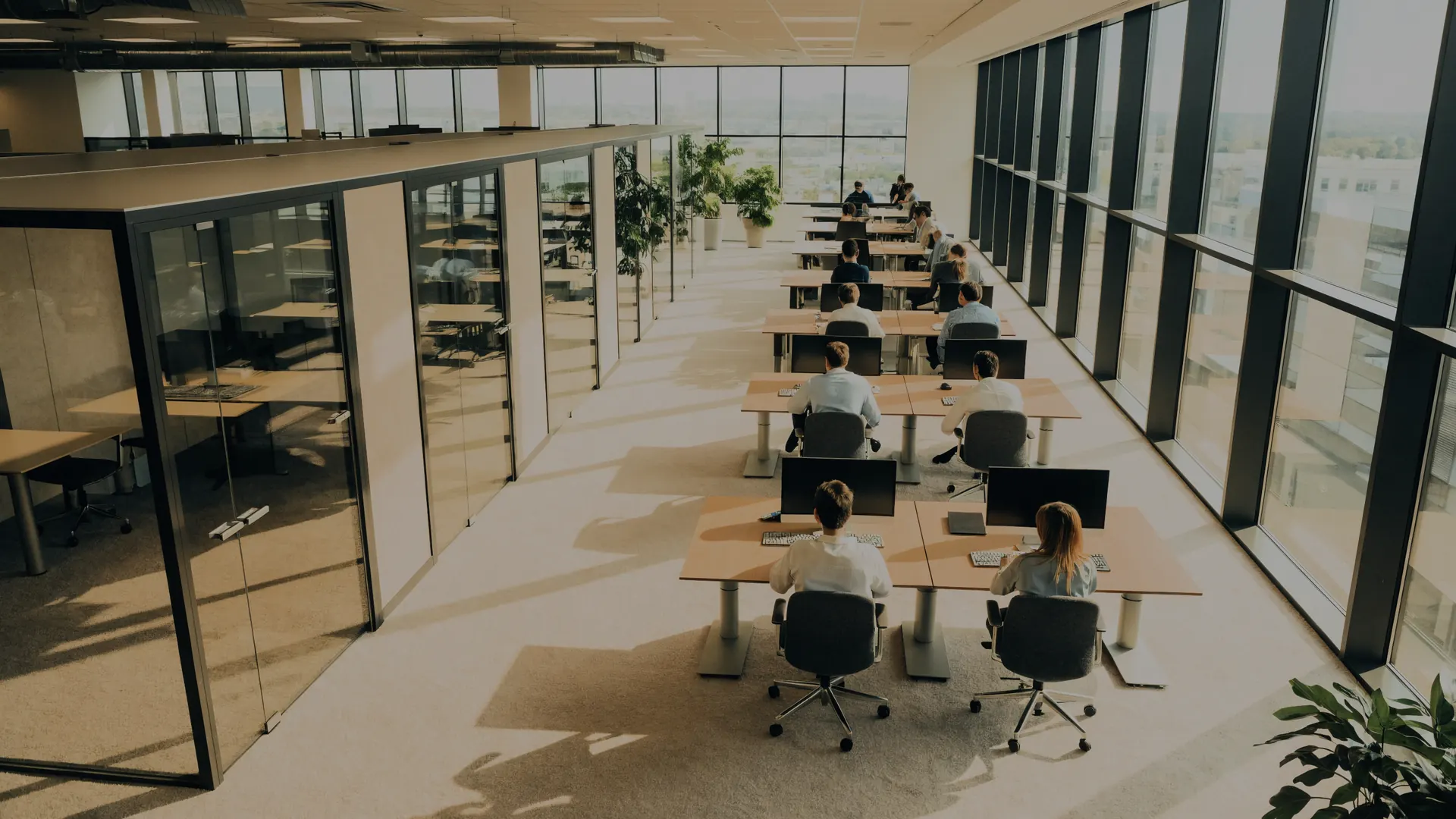 Vista elevada de una oficina abierta con varias personas trabajando