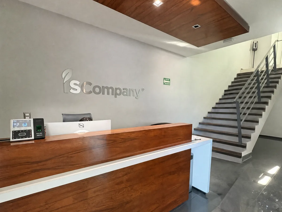 Recepción del corporativo de ISCOMPANY en León, con el logotipo en la pared